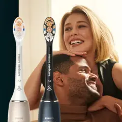 Para, jak różni się szczoteczka soniczna od elektrycznej, prezentuje dwie szczoteczki Philips Sonicare.