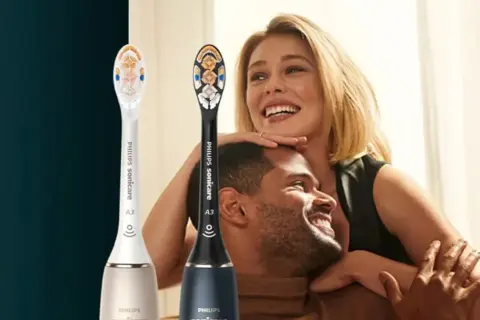 Para, jak różni się szczoteczka soniczna od elektrycznej, prezentuje dwie szczoteczki Philips Sonicare.