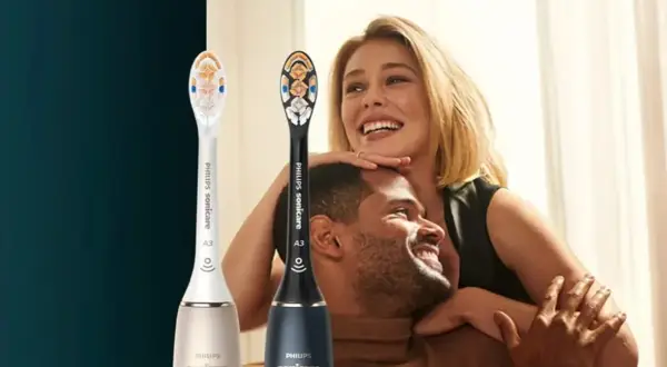 Para, jak różni się szczoteczka soniczna od elektrycznej, prezentuje dwie szczoteczki Philips Sonicare.