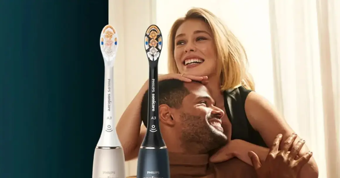 Para, jak różni się szczoteczka soniczna od elektrycznej, prezentuje dwie szczoteczki Philips Sonicare.