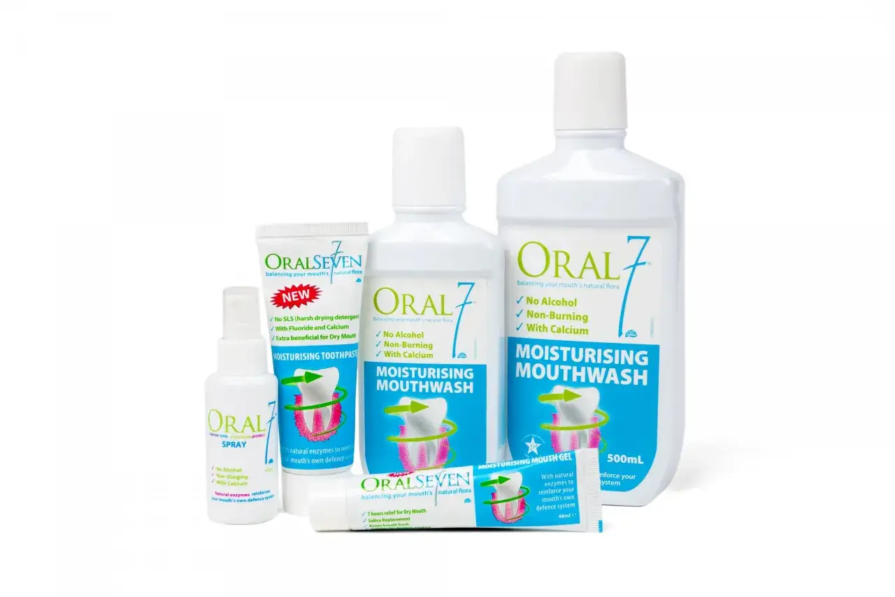 Zestaw produkt&oacute;w Oral7: pasta, spray, żel i płyn do płukania jamy ustnej. Idealne, gdy zastanawiasz się, czym płukać afty i szukasz ulgi.