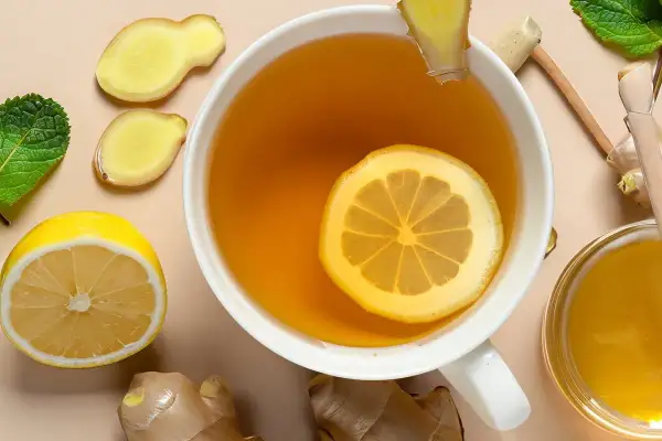 Herbata z cytryną i imbirem, miód i liście mięty – naturalne sposoby na kserostomię.