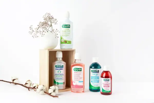 Zestaw płynów do płukania jamy ustnej GUM: Original White, SensiVital+, Paroex i ActiVital.
