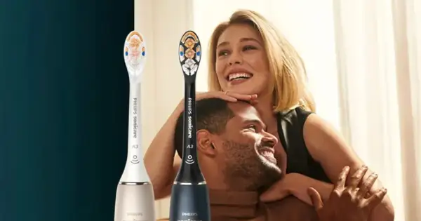 Para, jak różni się szczoteczka soniczna od elektrycznej, prezentuje dwie szczoteczki Philips Sonicare.